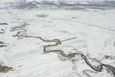 Iğdır ve Kars'ın yüksek rakımlı köylerine kar yağdı