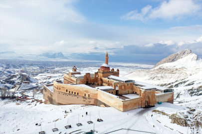 Tarihi İshak Paşa Sarayı martta karla kaplandı