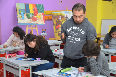 Doğuştan elleri olmayan Muhammer öğretmen çizdiği resimlerle öğrencilerine ilham veriyor