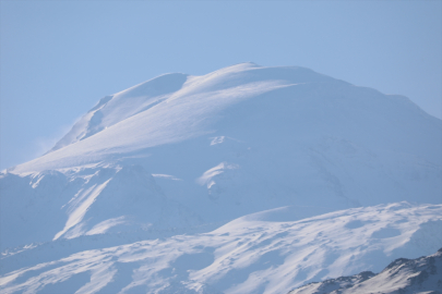 Ağrı Dağı kar yağışıyla yeniden beyaza büründü