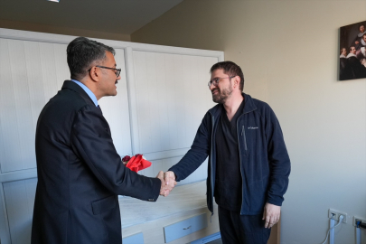 Hakkari Valisi Çelik, Tıp Bayramı dolasıyla hastaneyi ziyaret etti