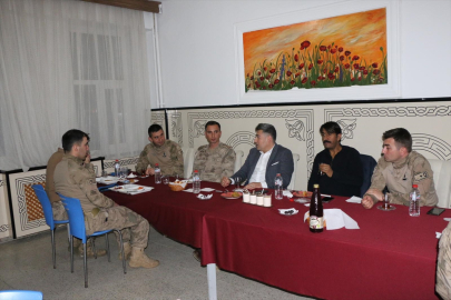 Hizan Kaymakamı Özçelik askerlerle iftar yaptı