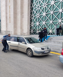 Kars&#039;ta büyükbaş hayvan dolandırıcılığı yapan 3 kişi, kuyumcudan altın alırken suçüstü yakalandı