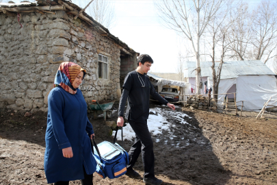 Muş&amp;#039;ta ekipler köyleri dolaşarak hasta ve yaşlılara evde sağlık hizmeti veriyor