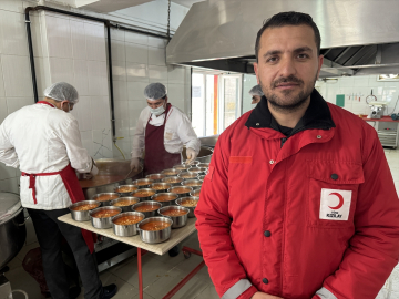 Ramazanda ihtiyaç sahiplerinin iftarlık ve sahurlukları Türk Kızılaydan