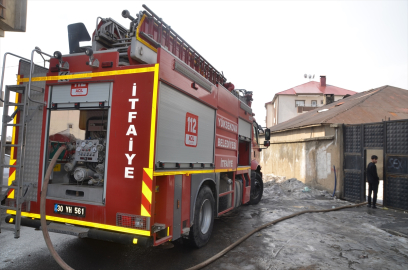 Yüksekova&#039;da çıkan yangında bir ev kullanılamaz hale geldi