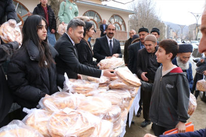 Lise öğrencilerinden vatandaşlara ramazan pidesi