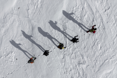 Karslı dağcılar, karla kaplı 3 bin 197 rakımdaki Kısır Dağı&#039;na tırmandı