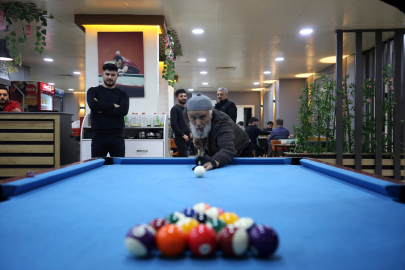 Muş&#039;ta yaşayan 68 yaşındaki Turgut Özçilingir, bilardo tutkusuyla dikkati çekiyor