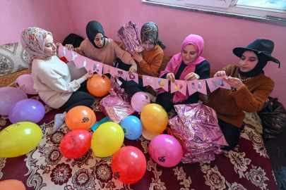 Karla kaplı yolu iş makinesiyle açılan mahalledeki küçük Nisanur&#039;a doğum günü sürprizi