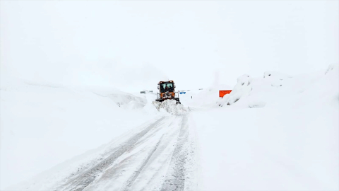 Muş&#039;ta araçlarıyla yolda mahsur kalan 85 kişi ekiplerce kurtarıldı