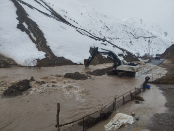 Hakkari&#039;de etkili olan karla karışık yağmur, heyelan ve taşkınlara yol açtı