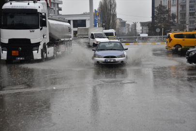 Van&#039;da sağanak ve kar etkisini sürdürüyor