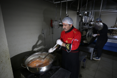 Vefa ekibi ihtiyaç sahibi ailelere ramazanda yemek ulaştırıyor