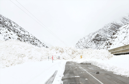 Çığ nedeniyle kapanan Van-Çatak kara yolunda çalışmalar devam ediyor