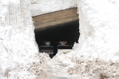 Hakkari&#039;de çığ düşen bölgede yol genişletme çalışması yürütülüyor