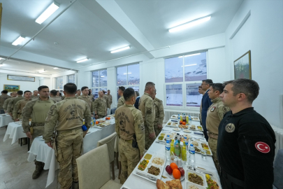 Hakkari Valisi Çelik, jandarma personeliyle iftar yaptı