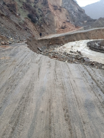 Şemdinli&#039;de yolunda çökme yaşanan köye ulaşım sağlanamıyor