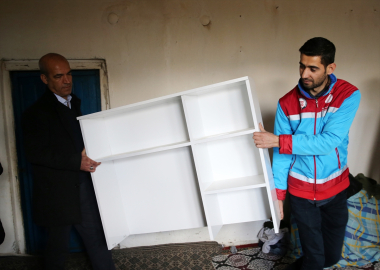 "Çocuklar yerde ders çalışmasın" diye kitaplıklı masa yaptılar