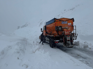 Ardahan-Artvin kara yoluna çığ düştü