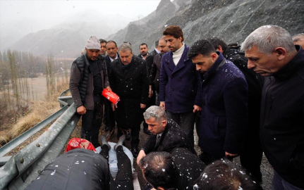 BBP Genel Başkanı Destici, Erzurum&#039;da kazada yaralanan tır sürücüne yardım etti