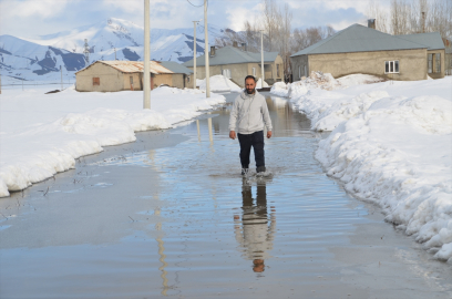 Hakkari&#039;de yağışlar nedeniyle bazı evleri su bastı