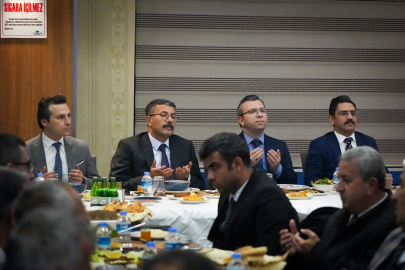 Hakkari Valisi Çelik, muhtarlarla iftarda bir araya geldi