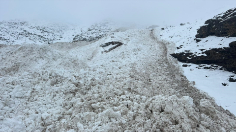 Van&#039;da çığın düştüğü mahalle yolunda çalışma başlatıldı