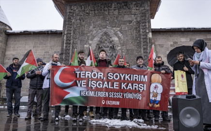 Erzurum'da sağlıkçılar kar yağışı altında Gazze için "sessiz yürüyüş" gerçekleştirdi