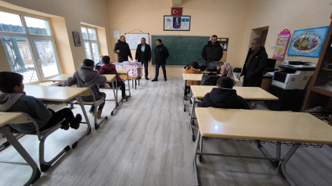 Şemdinli&#039;deki 81 öğrenciye kıyafet ve bot yardımı
