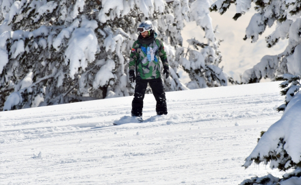 Beyaza bürünen sarıçamlar arasında kayak keyfi devam ediyor