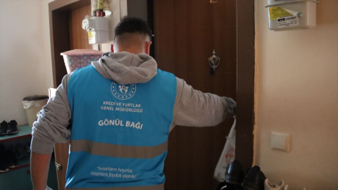 Elazığ&#039;da üniversite öğrencileri yurttaki fazla yemekleri ihtiyaç sahiplerine ulaştırıyor