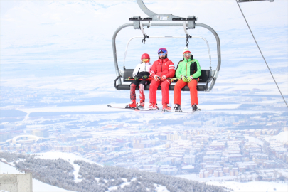 Güneşli havayı fırsat bilenler Palandöken&#039;de zaman geçirdi