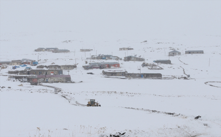 Kars&#039;ta özel idare ekiplerinin baharda karla mücadele mesaisi devam ediyor