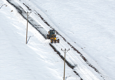 Kars&#039;ta kar ve tipi nedeniyle 3 köy yolu ulaşıma kapandı