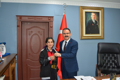 Şemdinli Kaymakamı Ateş, başarılı öğrencileri ödüllendirdi