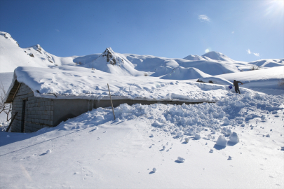 Hakkari&#039;de "kar esareti" altındaki mahallede besicilerin mesaisi ramazanda da sürüyor