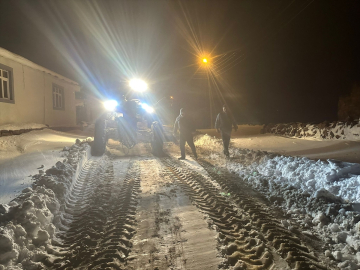 Kars&#039;ta kar nedeniyle 58 köy yolu kapandı, mahsur kalan 15 araç kurtarıldı