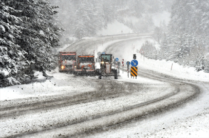 Kars&#039;ta kar ve sis nedeniyle ulaşım güçlükle sağlanıyor