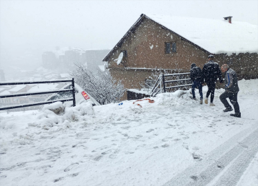 Van ve Bitlis'te 102 yerleşim birimine ulaşım sağlanamıyor