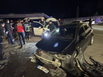 Bingöl'de hafif ticari araç ile otomobilin çarpıştığı kazada 4 kişi yaralandı