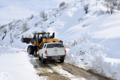 Bitlis&#039;te kapalı köy yollarının açılması için çalışmalar devam ediyor