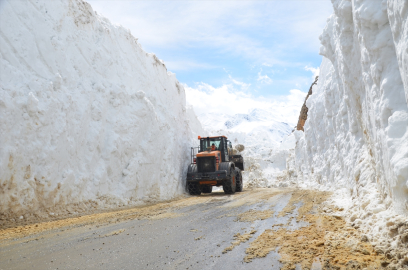 Hakkari&#039;de çığ nedeniyle kapanan kara yolunda çalışmalar devam ediyor