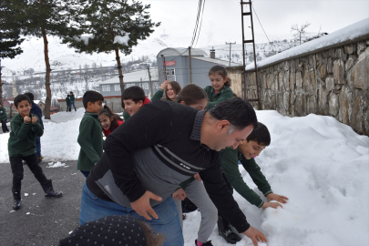 Kanser hastası öğretmen öğrencilerinin sevgisiyle hayata tutunuyor