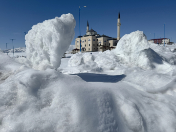 Ardahan&#039;da baharda yağan kar, soğuk hava nedeniyle erimedi