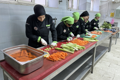 Elazığ&#039;da anaokulu öğrencilerinin yemeğini kız meslek liseliler hazırlıyor