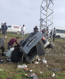 Elazığ&#039;da devrildikten sonra elektrik direğine çarpan otomobildeki 5 kişi yaralandı