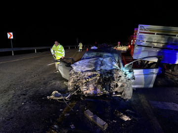 Bingöl&#039;de otomobil ile kamyonet çarpıştı 2 kişi öldü