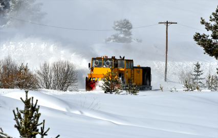 Kars&#039;ta kar ve buzla mücadele sürüyor
