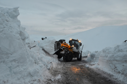 Muş&#039;ta karla mücadele ekipleri görev başında iftar yaptı